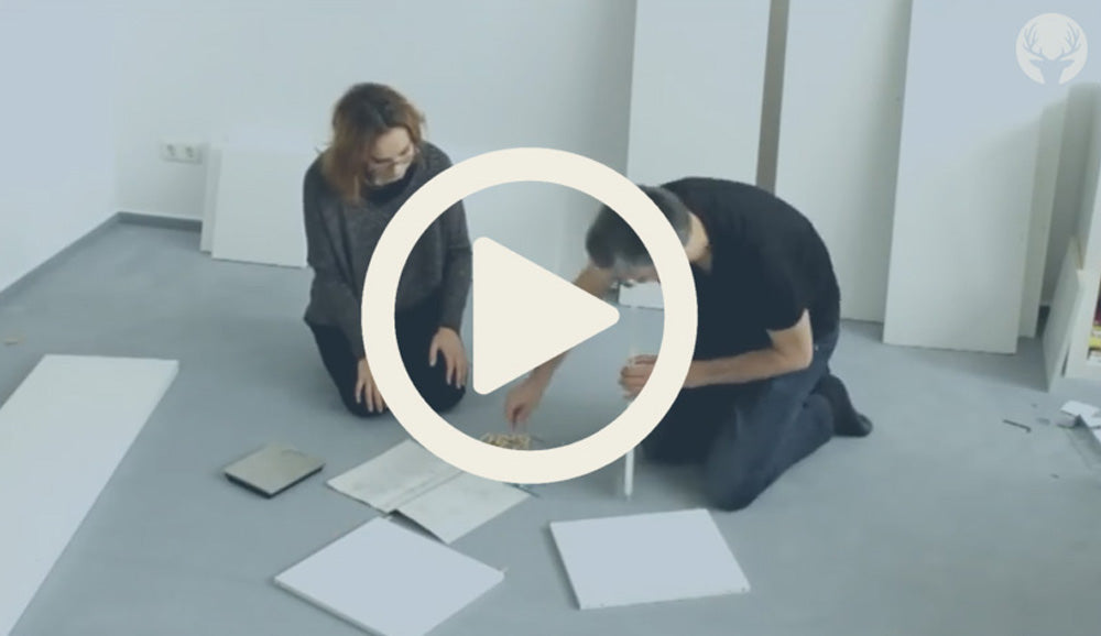 Personen bauen Ikea-Möbel zusammen.