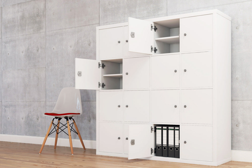 Weißes Regal mit offenen Türen.