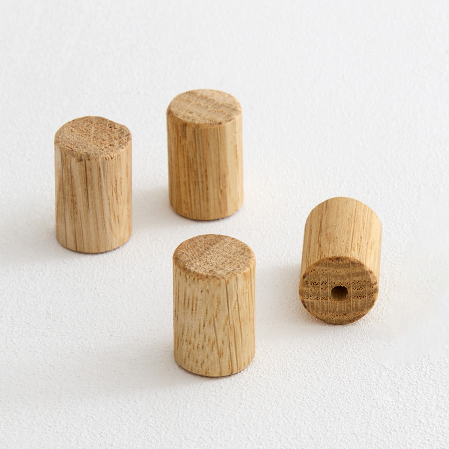 4 Holzgriffe aus Eiche in zylindrischer Form.