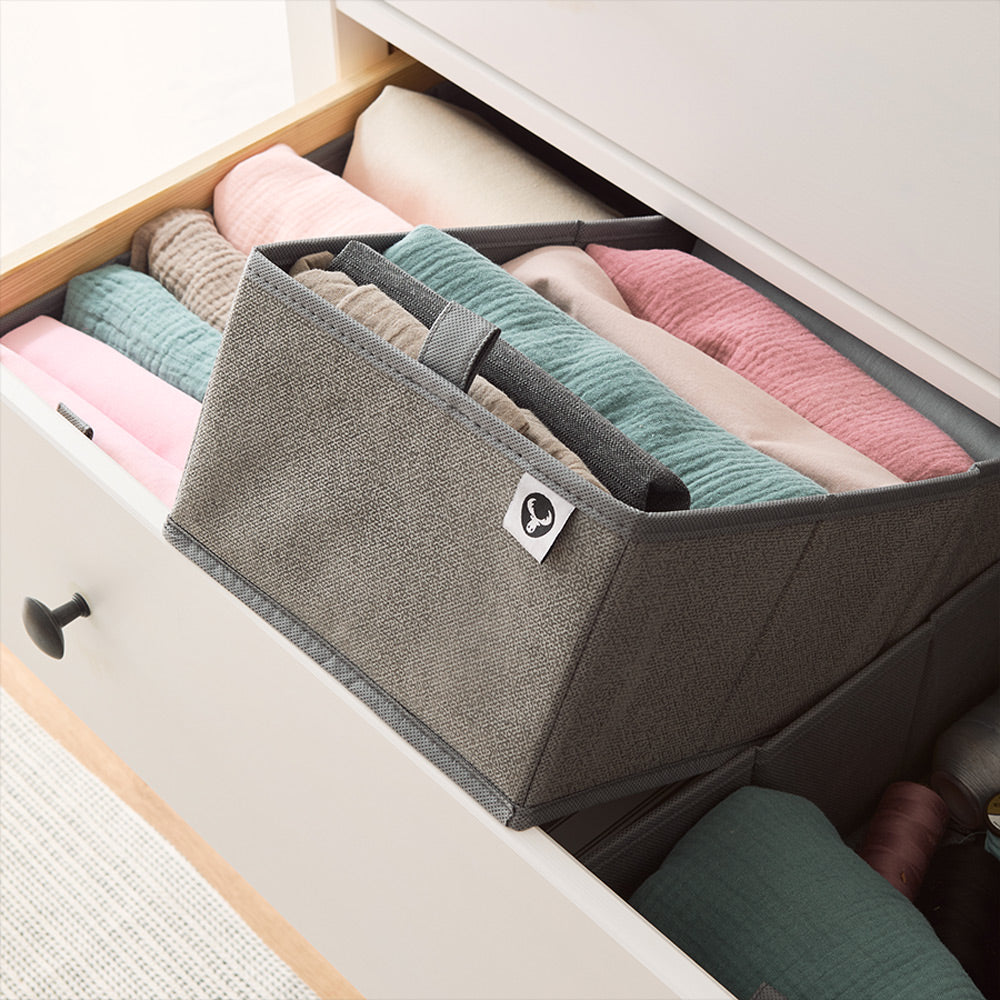 Ein mit Kleidung gefüllter Hemnes Organizer für die Kommode von IKEA.