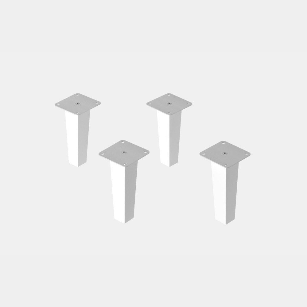4 pyramidenförmige Kallax Füße mit 16 cm Länge in Weiß.