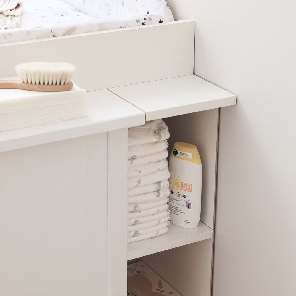 Detailaufahme eines Regalfaches des Stauraumregals für den Hemnes Wickelaufsatz.