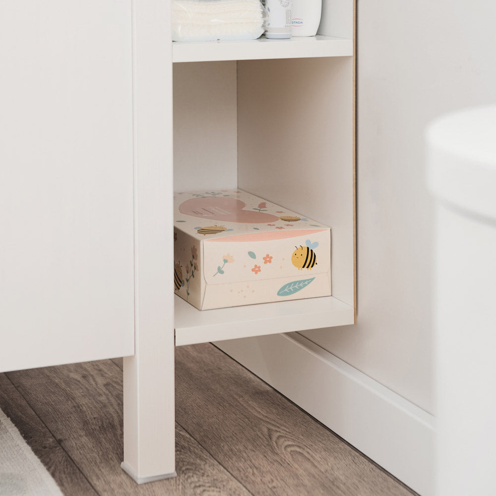 Detailansicht eines Regalfaches im Stauraumregal für den Hemnes Wickelaufsatz.
