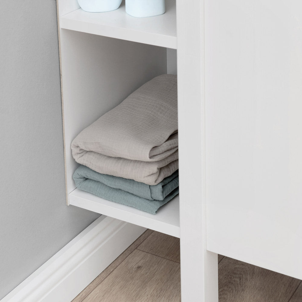 Detailansicht eines Regalfaches im Stauraumregal für den Hemnes Wickelaufsatz.