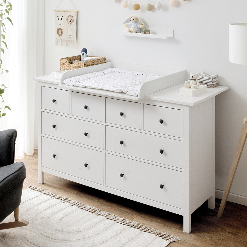 Große Hemnes Wickelkommode mit 8 Schubladen in einem eingerichteten Kinderzimmer.