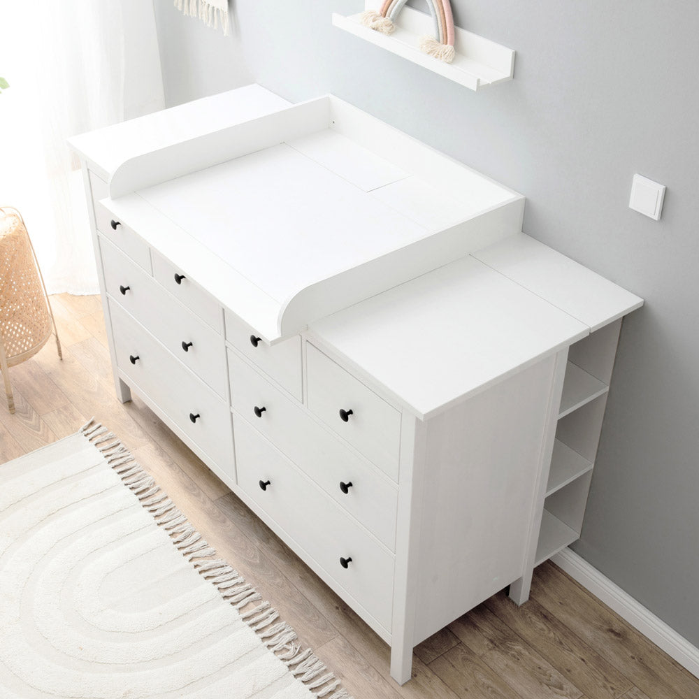 Weiße, 160 cm breite Hemnes Wickelkommode mit Wickelaufsatz und Stauraumregal.