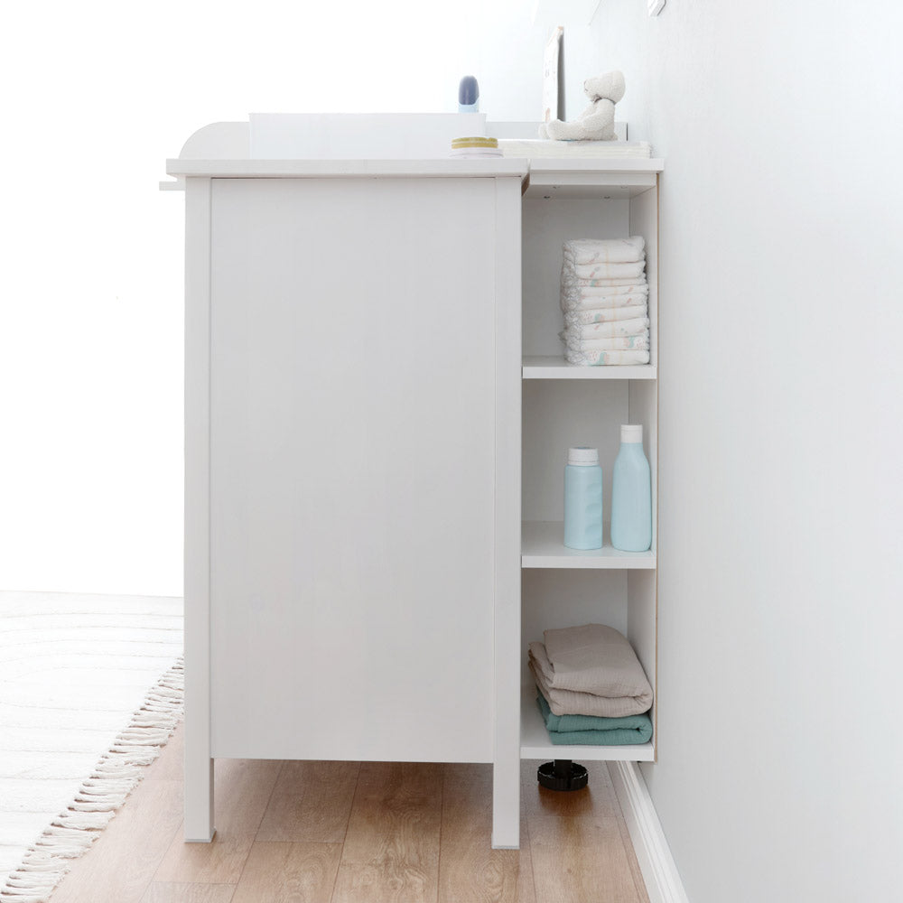Große IKEA Hemnes Kommode mit Wickelaufsatz und Stauraumregal.