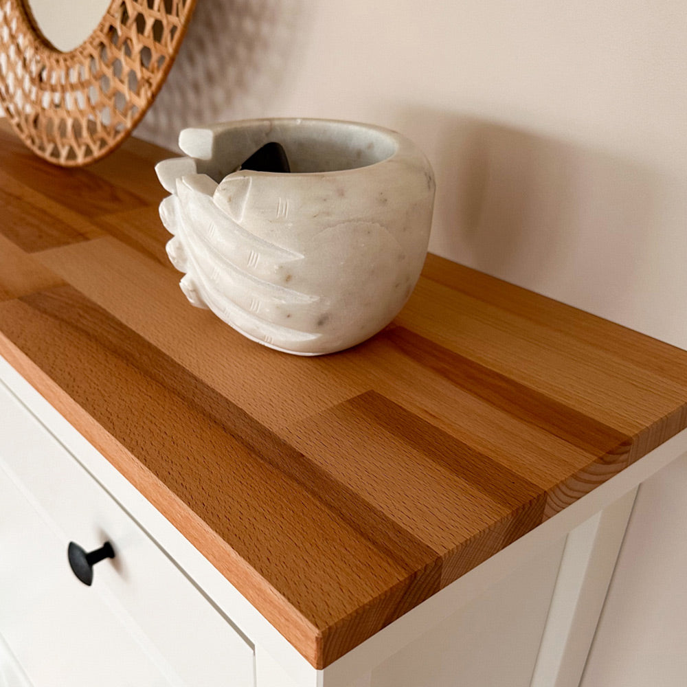 Eine Deko-Schale steht auf einer geölten Holzplatte aus Buche, die auf einem IKEA Hemnes Schuhschrank liegt.