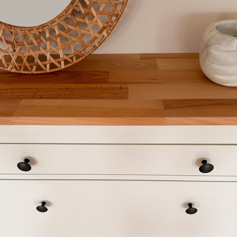 Nahaufnahme von einer geölten Holzplatte aus Buche für den IKEA Hemnes Schuhschrank.