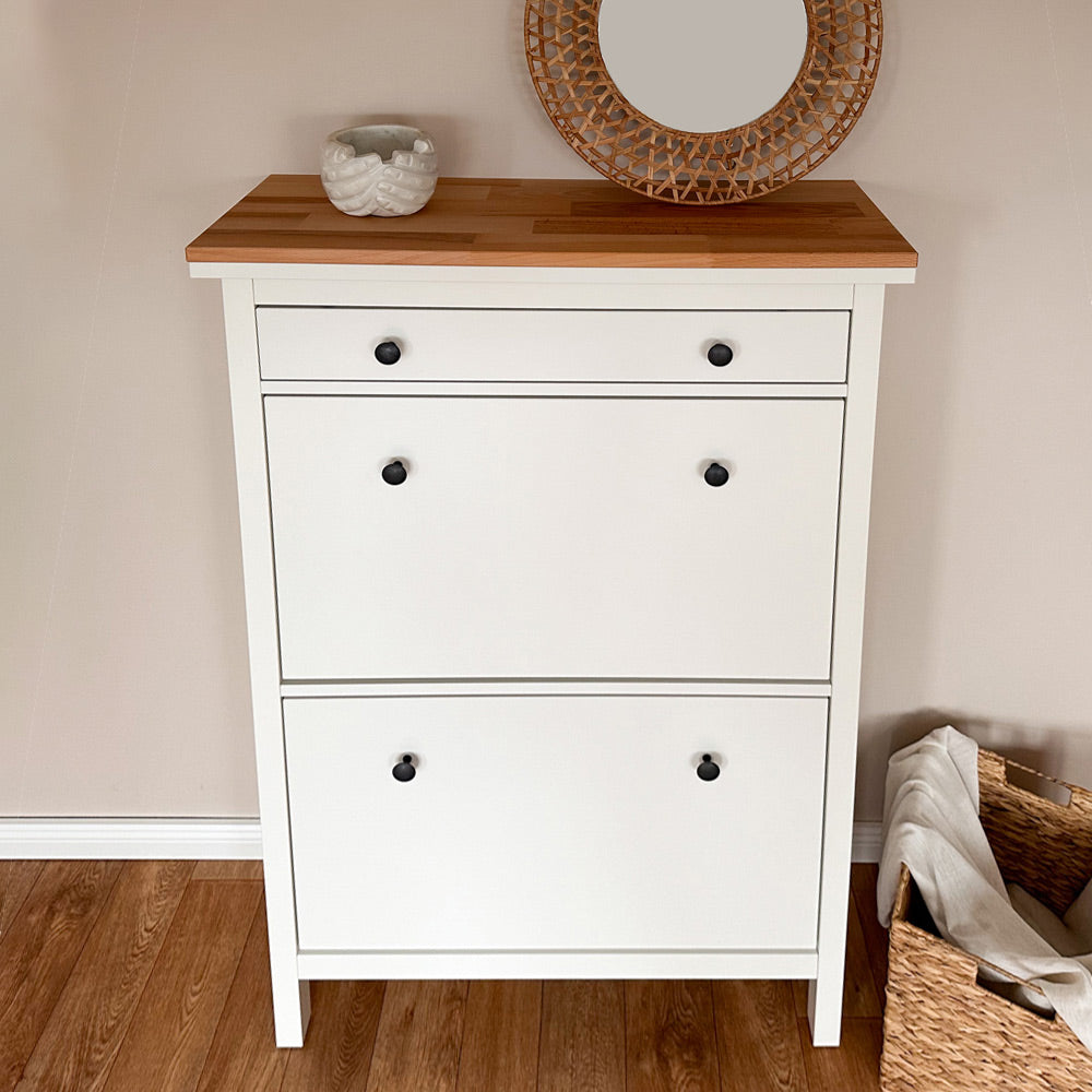 Weißer IKEA Hemnes Schuhschrank 2fach mit geölter Buchenholzplatte.