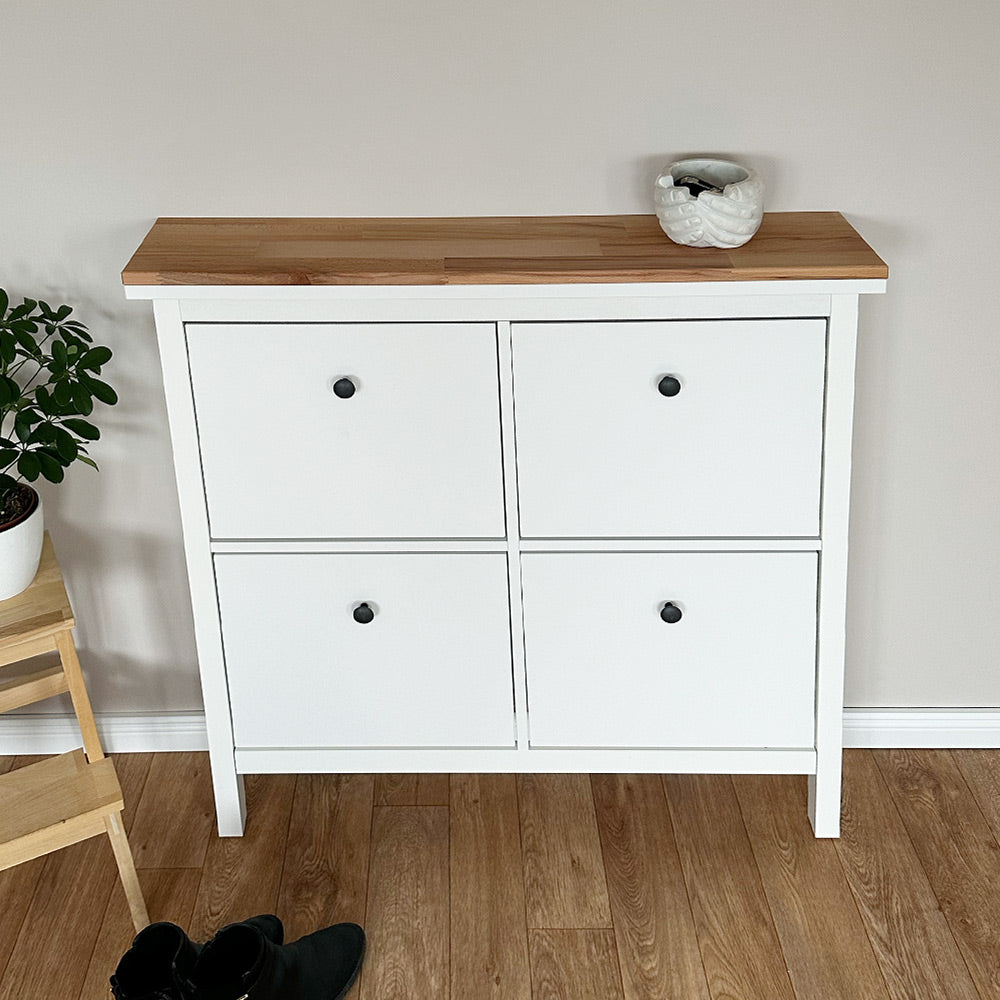 Weißer IKEA Hemnes Schuhschrank mit 4 Fächern und einer passgenauen Buchenholzplatte.