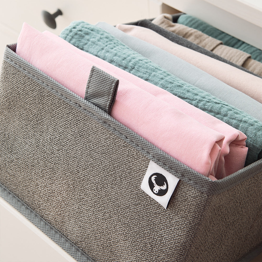 Nahaufnahme einer mit Kleidung gefüllten Schubladenbox für die Hemnes Kommode.