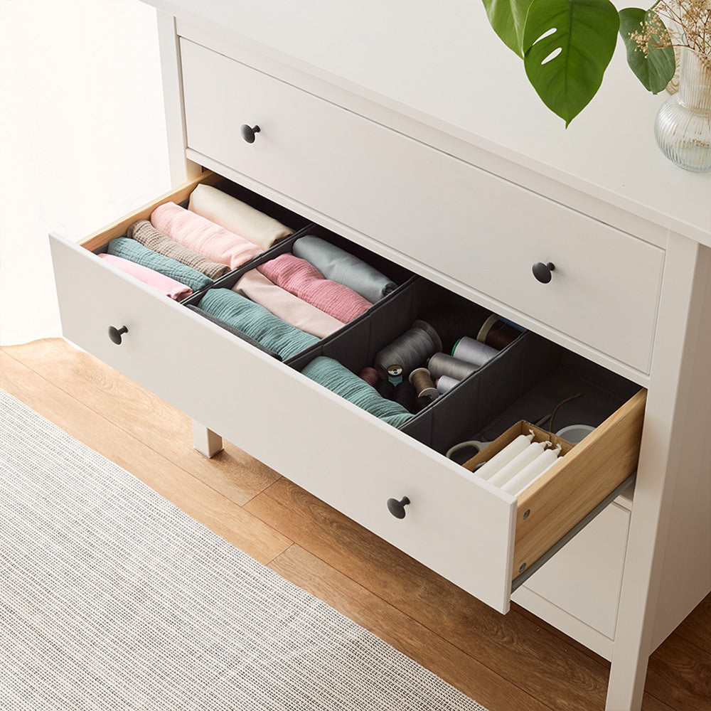Eine mit Kleidung gefüllte Schublade in einer IKEA Hemnes Kommode. Die Kleidung ist in Organizern einsortiert.