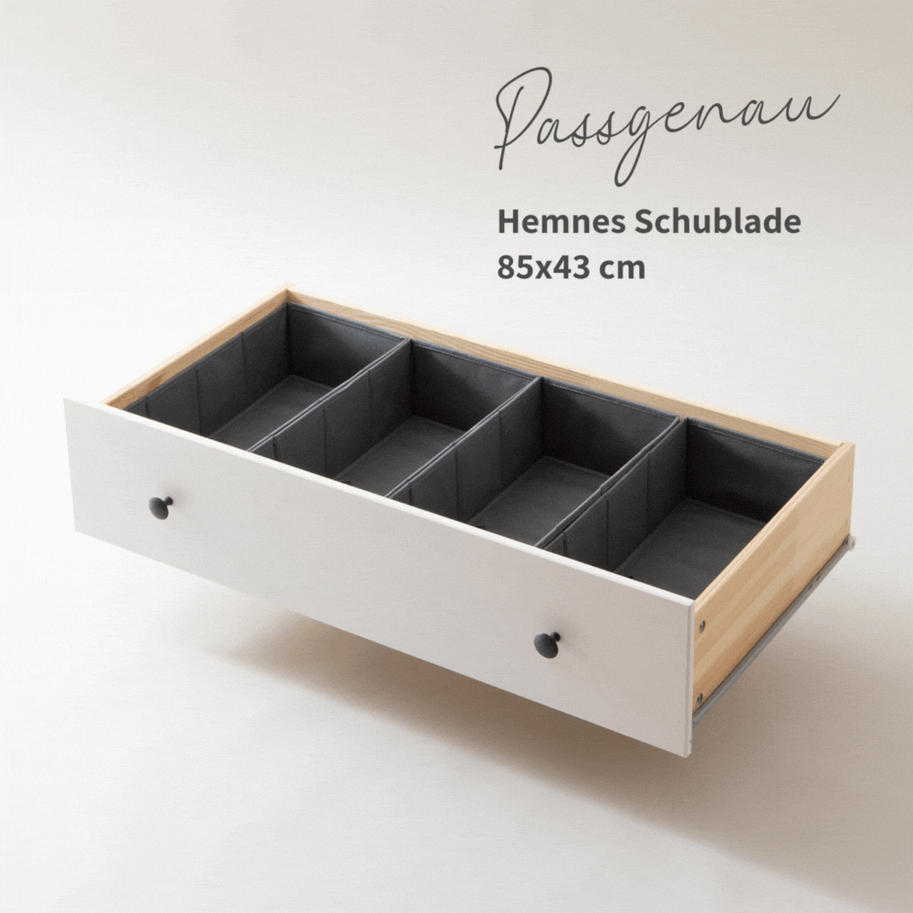 Eine weiße, einzelne Schublade der Hemnes Kommode, die mit 4 grauen Schubladen Organizern gefüllt ist.