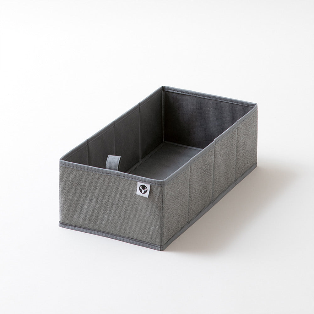Graue Faltbox mit Ziehlasche für die Hemnes Kommoe von IKEA.