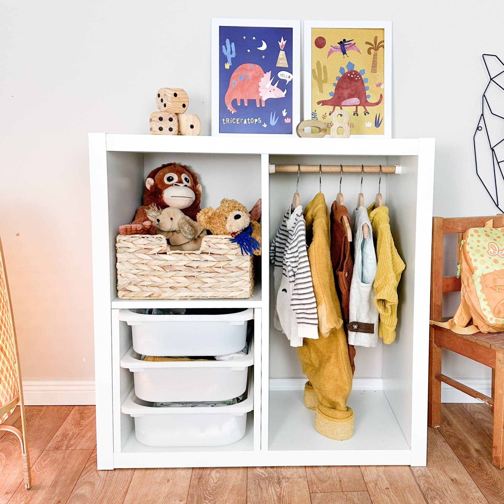 IKEA Kallax Regal als Kinderkleiderschrank, gefüllt mit Aufbewahrungsboxen und Kleiderstange.