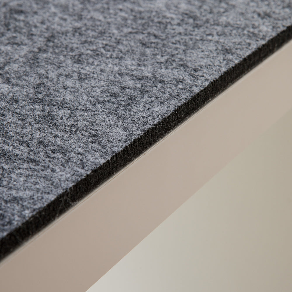 Detaillierte Aufnahme der Dicke einer Kallax Sitzauflage aus Filz.