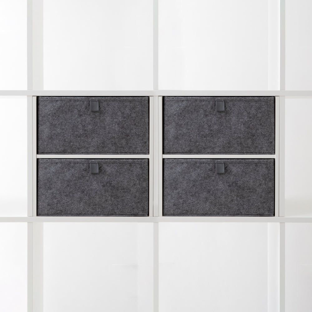 4 Kallax Boxen aus Filz mit Ziehlasche in 2 Regalfächern in einem Kallax Regal mit jeweiligen Fachteilern.