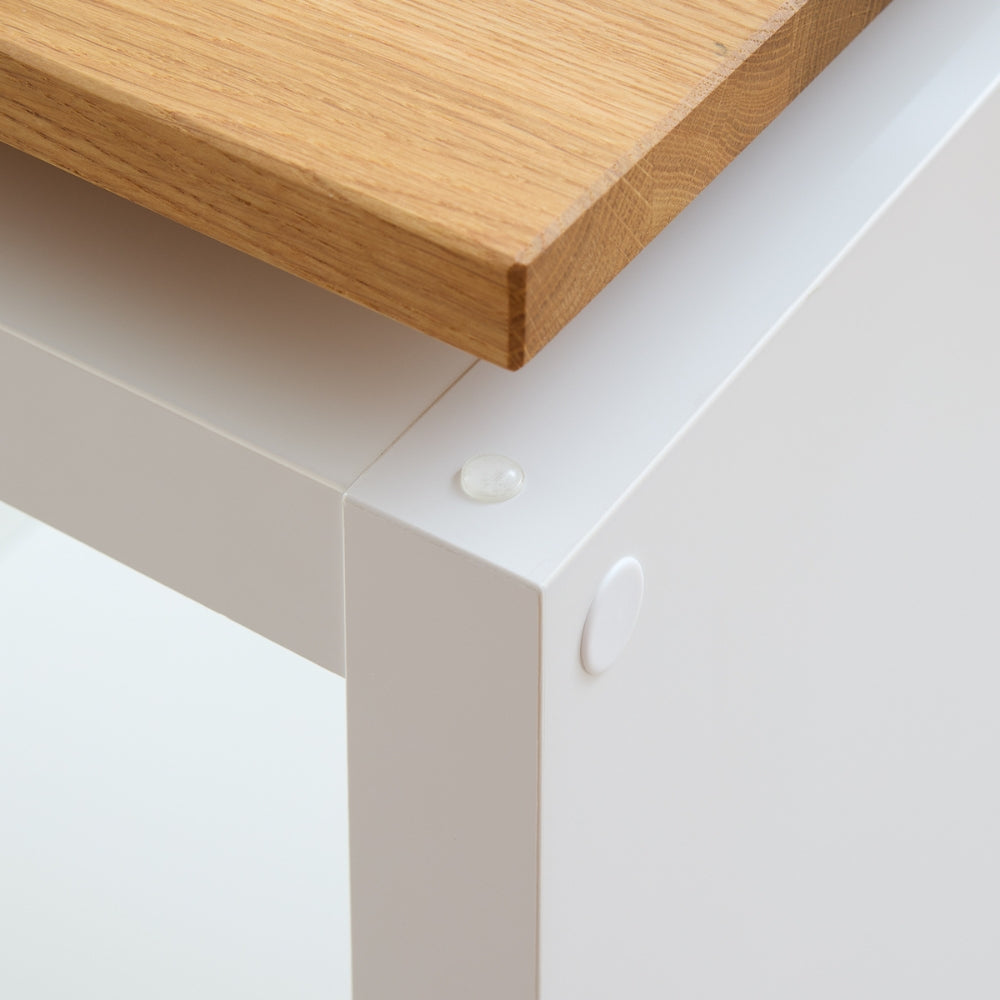 Detailansicht einer geölten Eichenplatte, die für ein IKEA Kallax Regal ist.