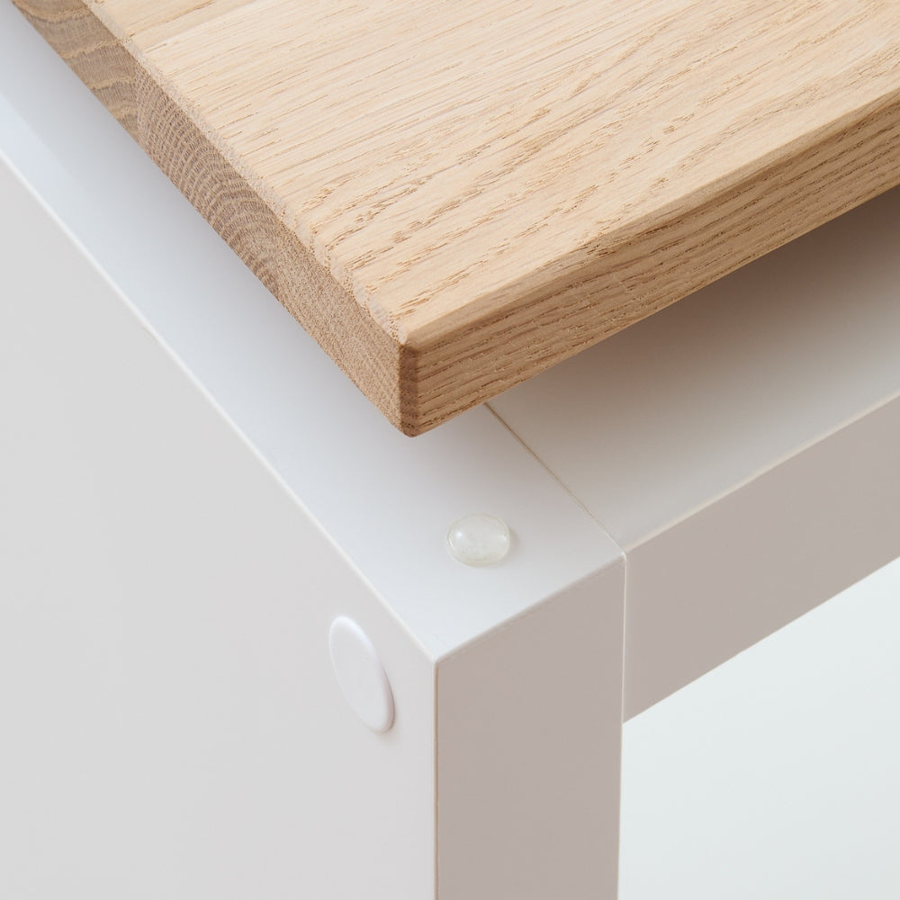 Nahaufnahme von einer Vollholzplatte aus Eichenholz natur, die für ein IKEA Kallax Regal konzipiert ist.