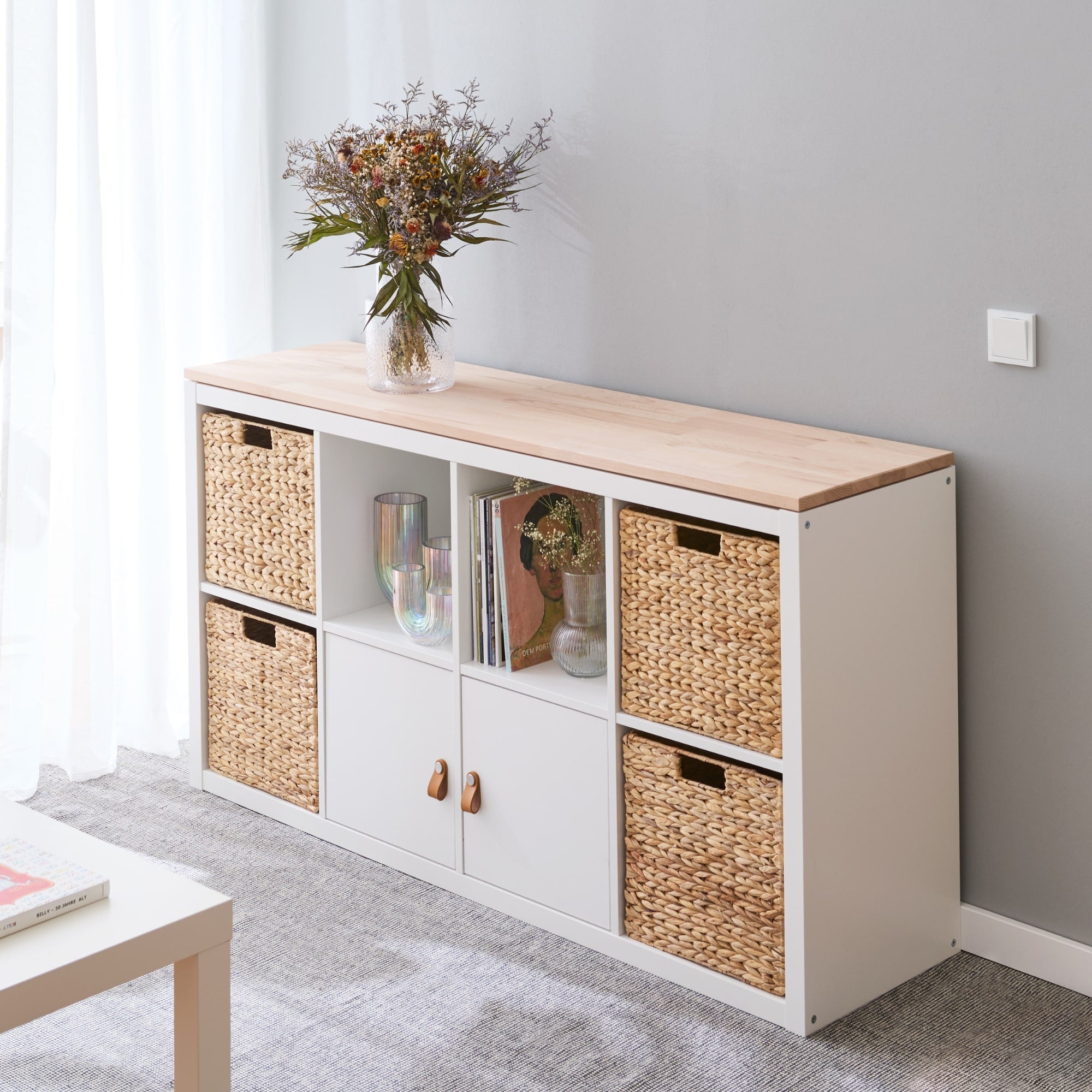 IKEA Kallax Regal mit 8 Fächern, gefüllt mit Kallax Körben und Kallax Türen.