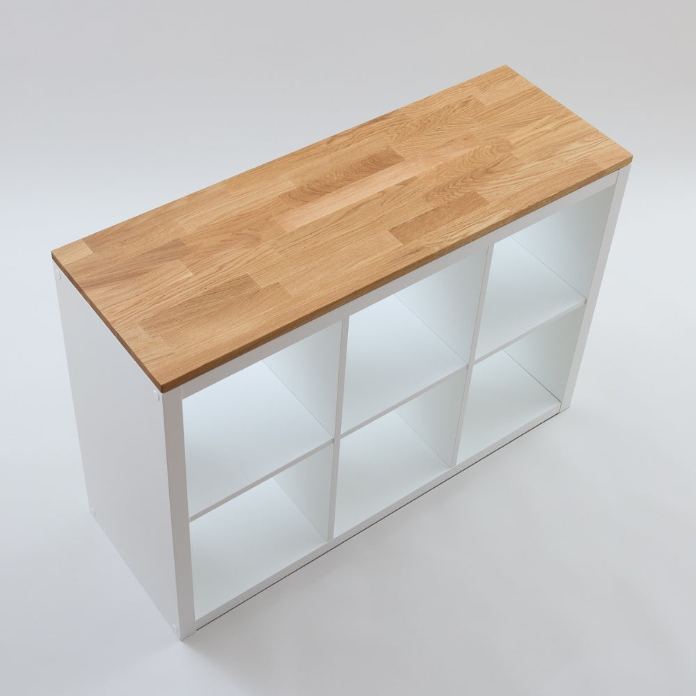Kallax Holzplatte aus massivem Eichenholz in geölter Ausführung für das 3er Kallax Regal von IKEA. Die Deckplatte liegt passgenau auf dem weißen Regal auf.