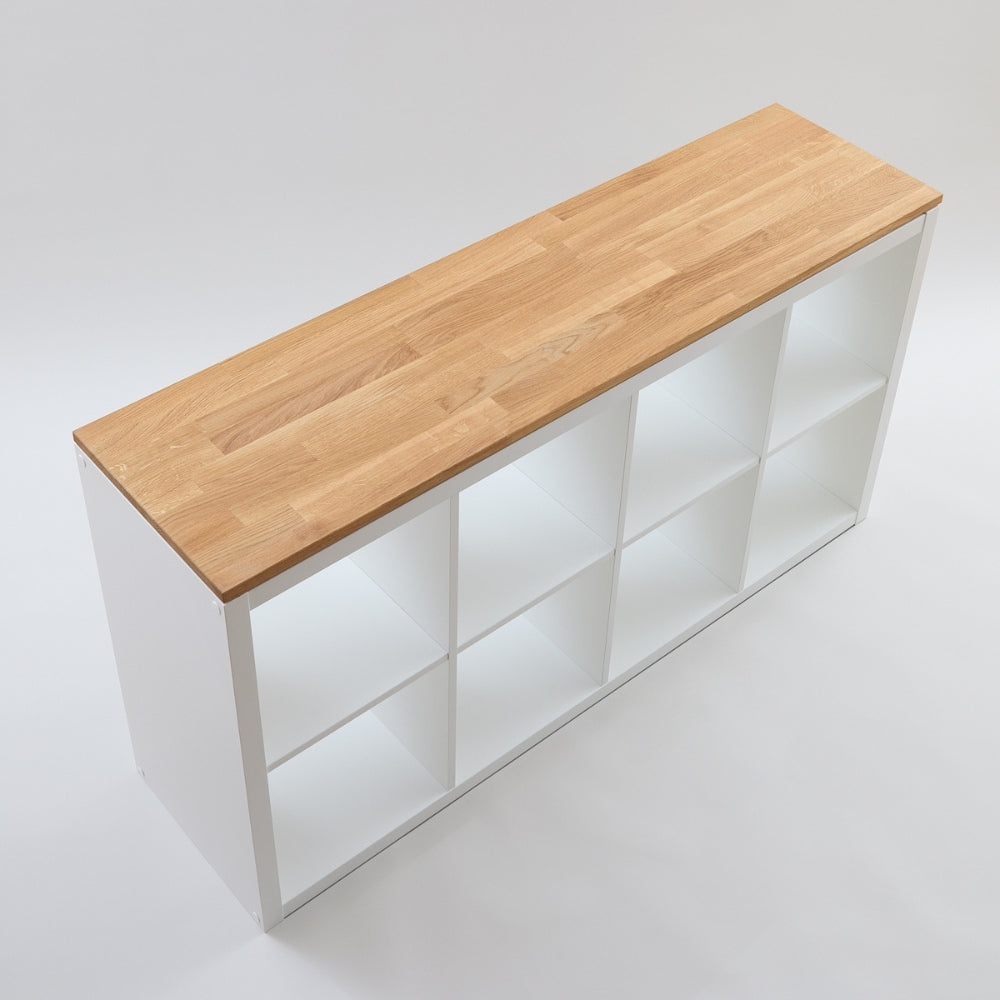 Passgenaue Kallax Holzplatte aus geöltem Eichenholz, die auf einem leeren 4 Fach breiten IKEA Kallax in weißer Farbe liegt.