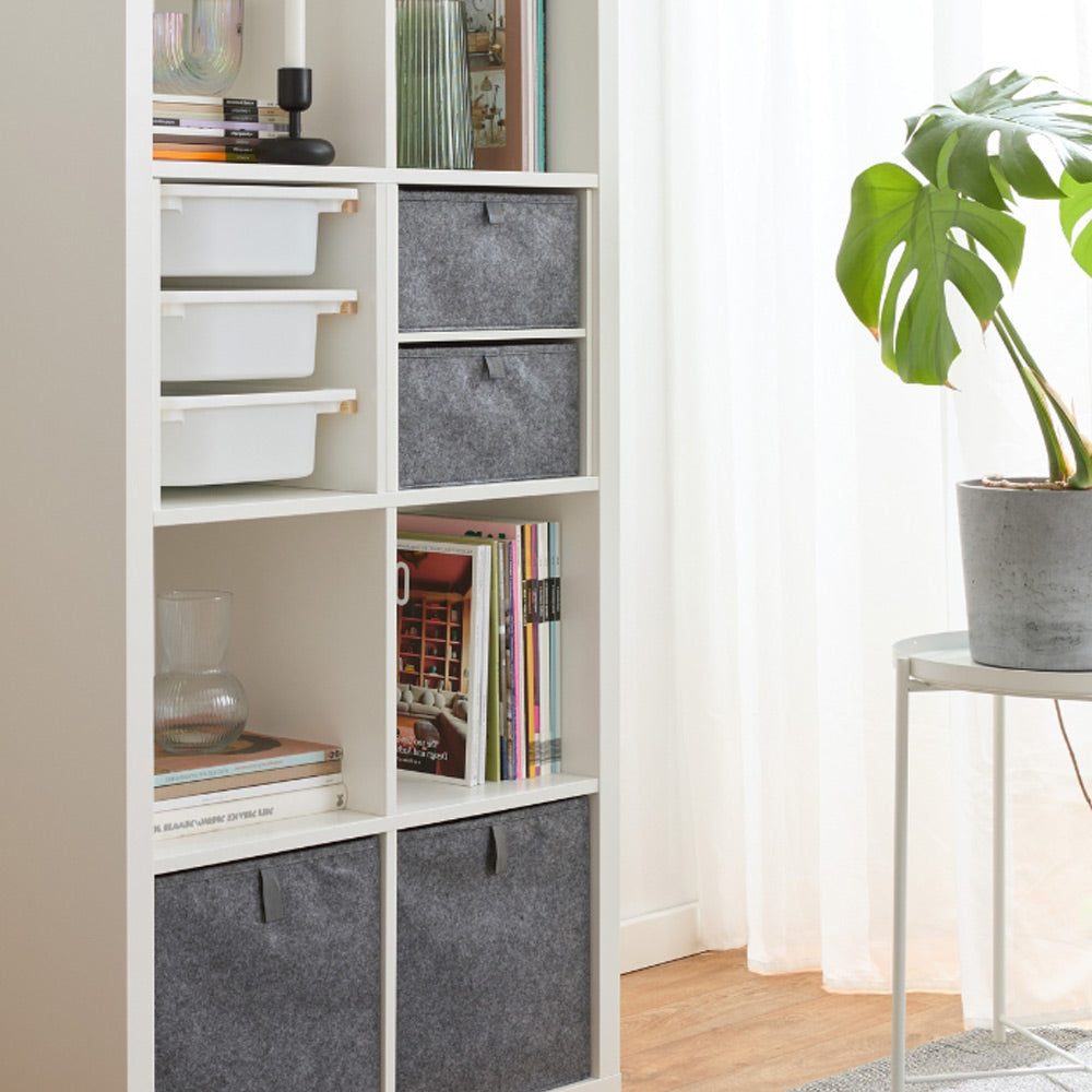 IKEA Kallax Regal mit Aufbewahrungsboxen aus Filz und Kunststoff.
