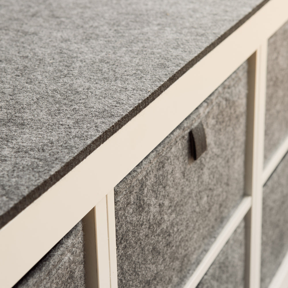 Kallax Regal mit Aufbewahrungsbox und Sitzauflage aus grauem Filz.