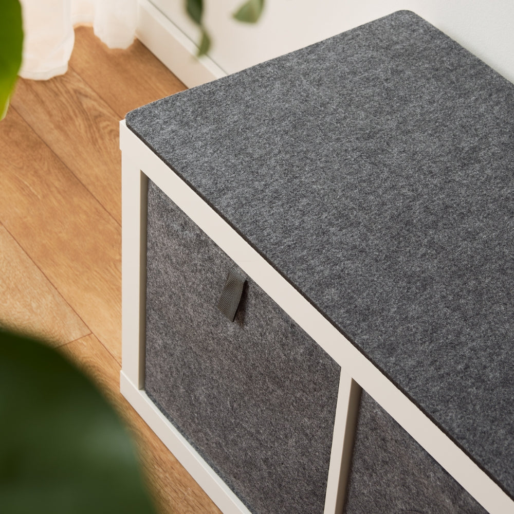 Detailansicht einer Filzbox im Kallax Regal und der Bankauflage aus dem selben Filzmaterial.