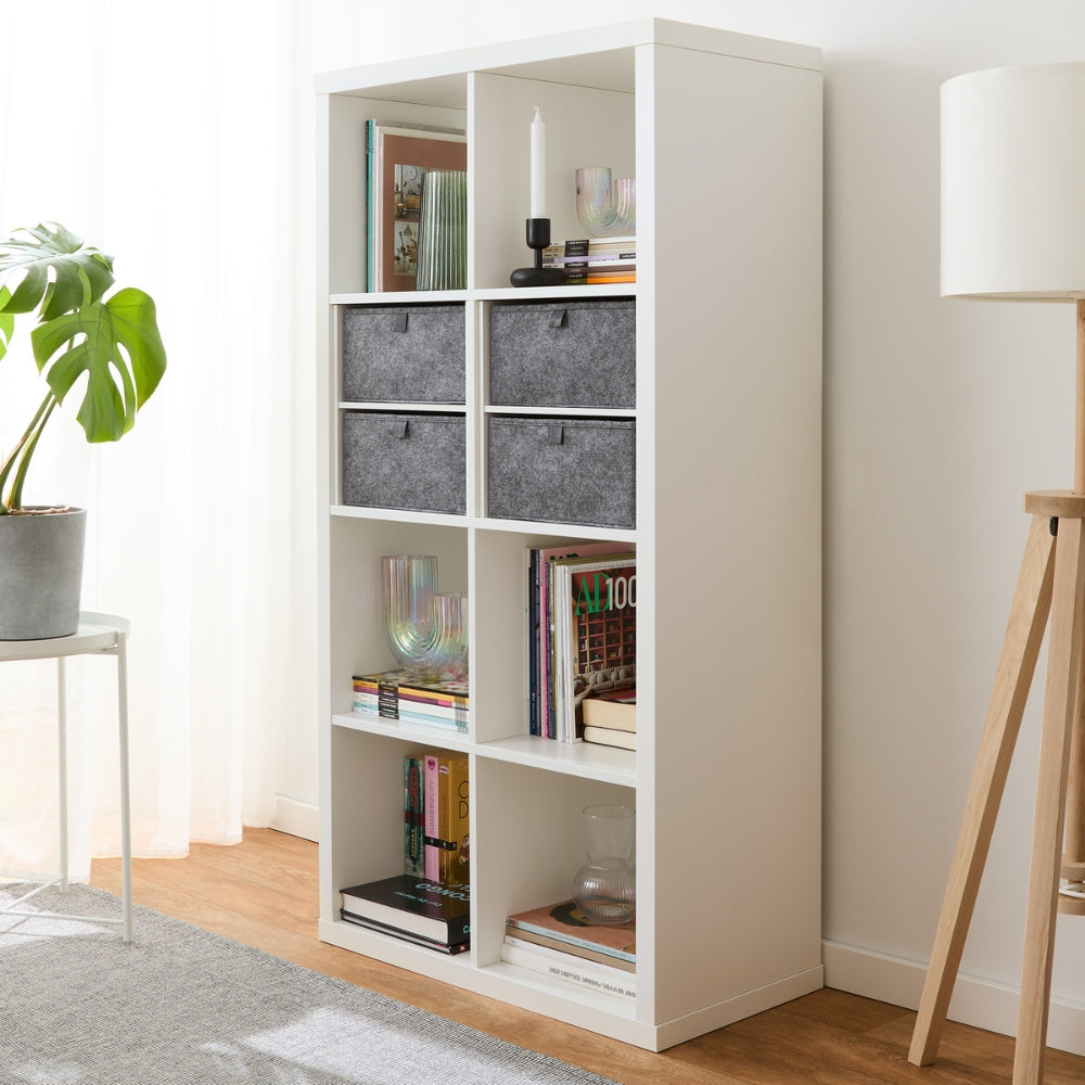 Weißes IKEA Kallax Regal mit Kallax Aufbewahrungsboxen aus Filz in Grau.