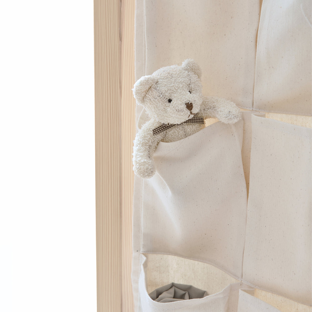 Detailaufnahme der Kura Aufbewahrung mit einem Kuscheltier.