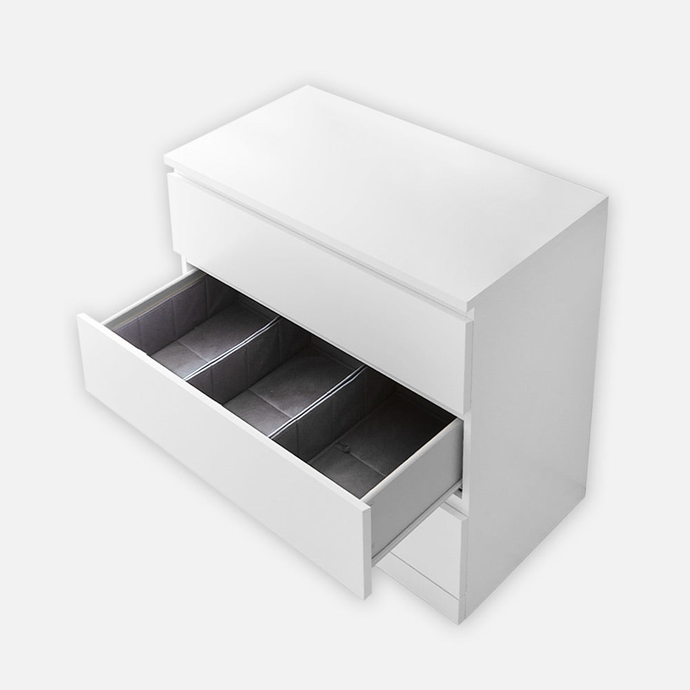 Weiße Malm Kommode von IKEA mit einer offenen, mit 3 grauen Schubladen Organizern gefüllte Schublade.