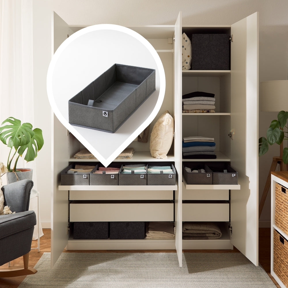 Graue Schubladen Organizer für eine Schublade im IKEA Pax Kleiderschrank.