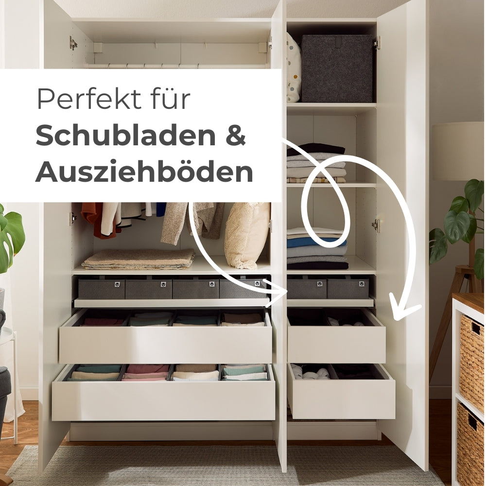 Ein mit Schubladen, Organizern und Regalböden ausgestatteter Pax Kleiderschrank von IKEA.