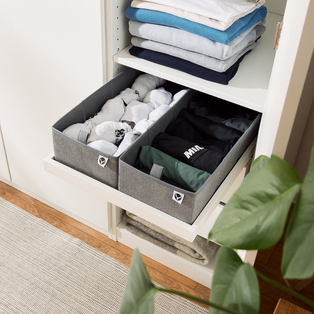 2 gefüllte Schubladenboxen Organizer, die auf einem 50 cm breiten Ausziehboden im Pax Kleiderschrank von IKEA stehen.