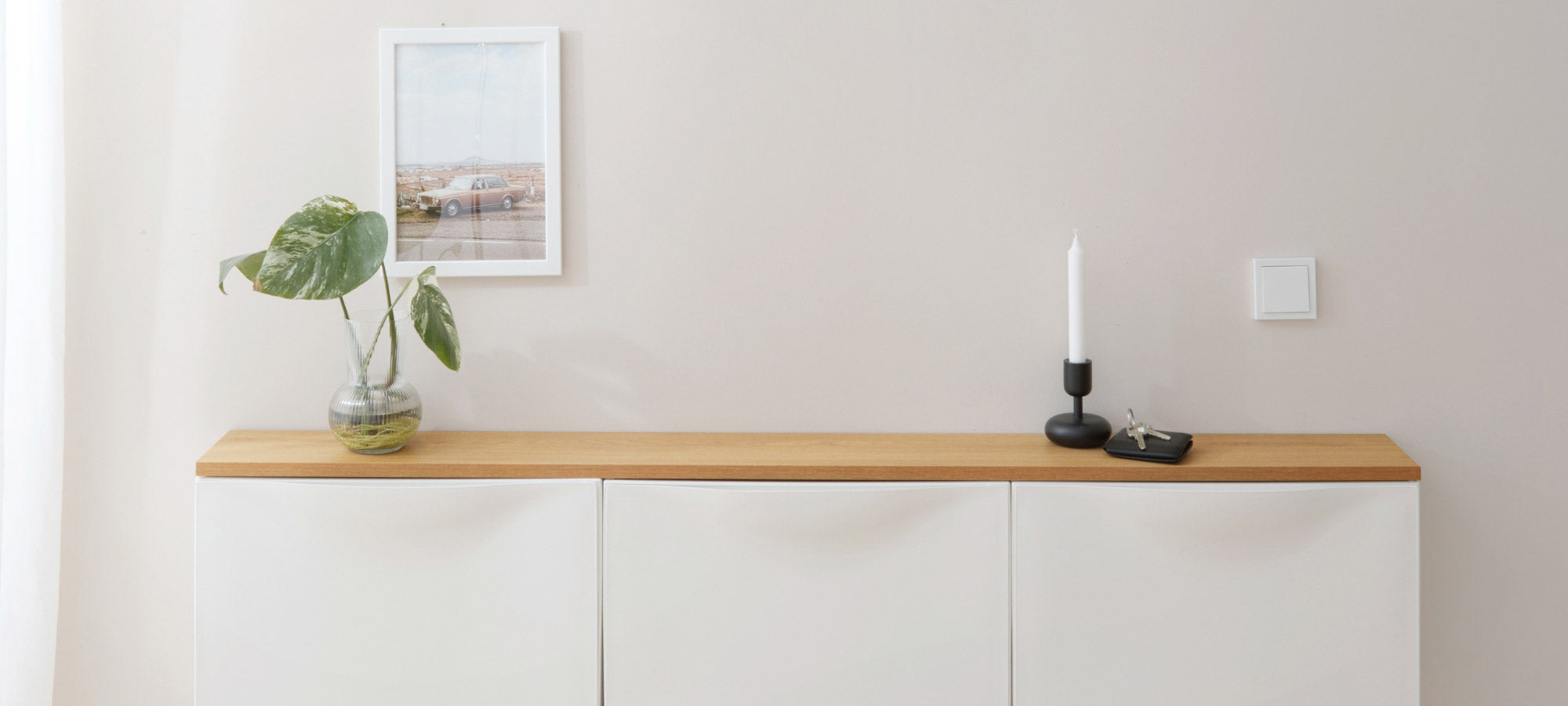 3 weiße IKEA Trones Schuhschränke mit durchgehender Abdeckplatte aus Holz.