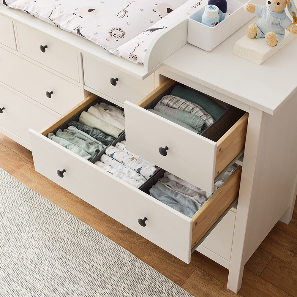 2 offene, mit Organizern gefüllte Schubladen in einer weißen Hemnes Kommode von IKEA.
