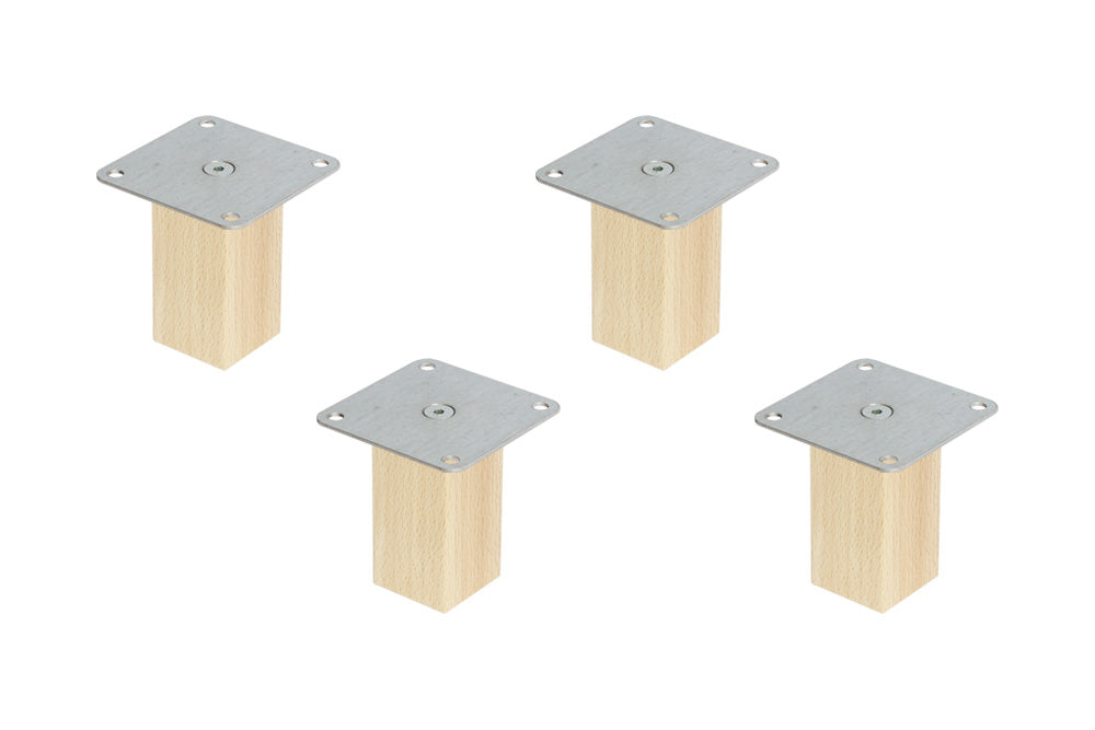 Vier Holzfüße mit Metallplatten.