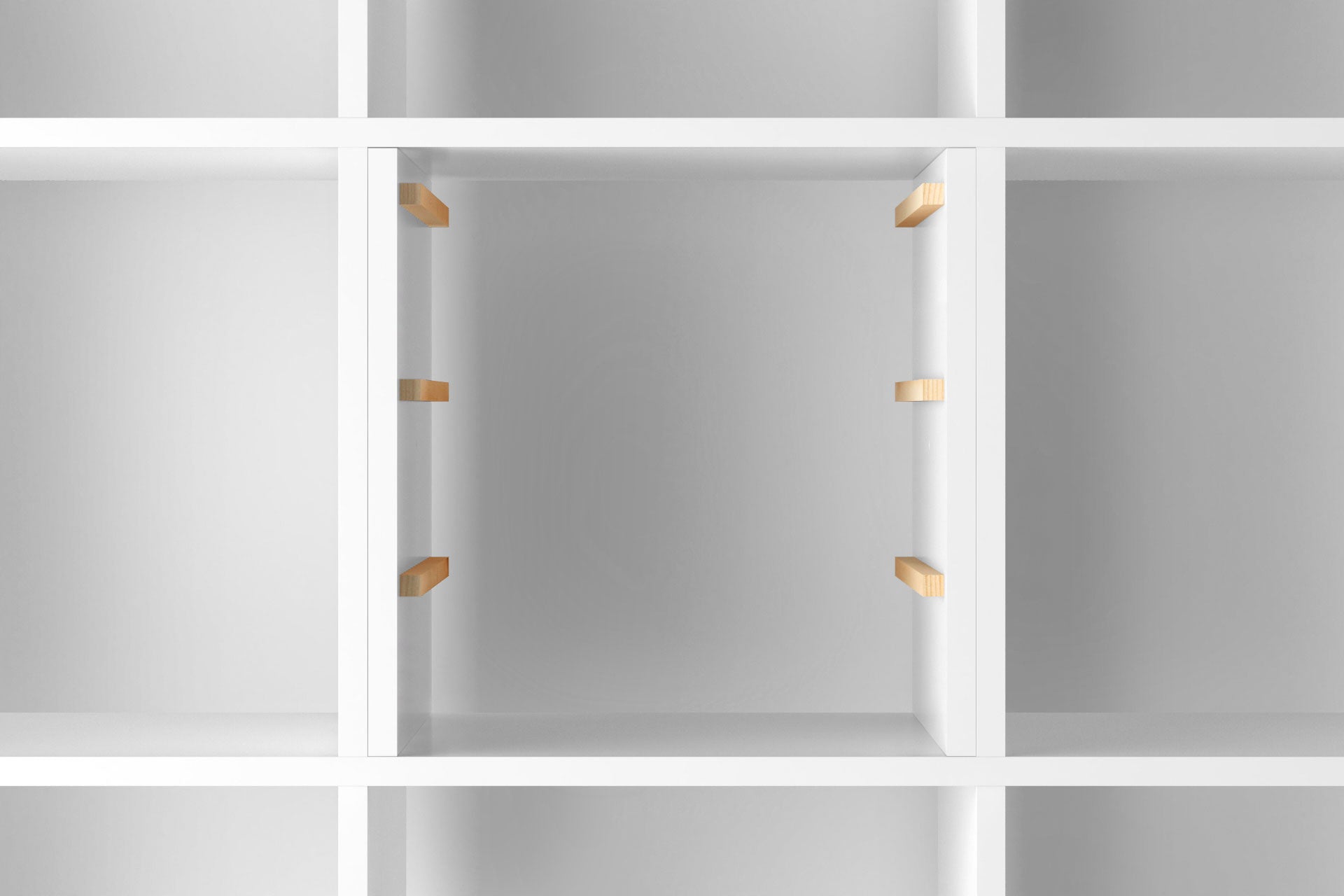 IKEA Kallax Regal Einsatz mit Schienen für Boxen.