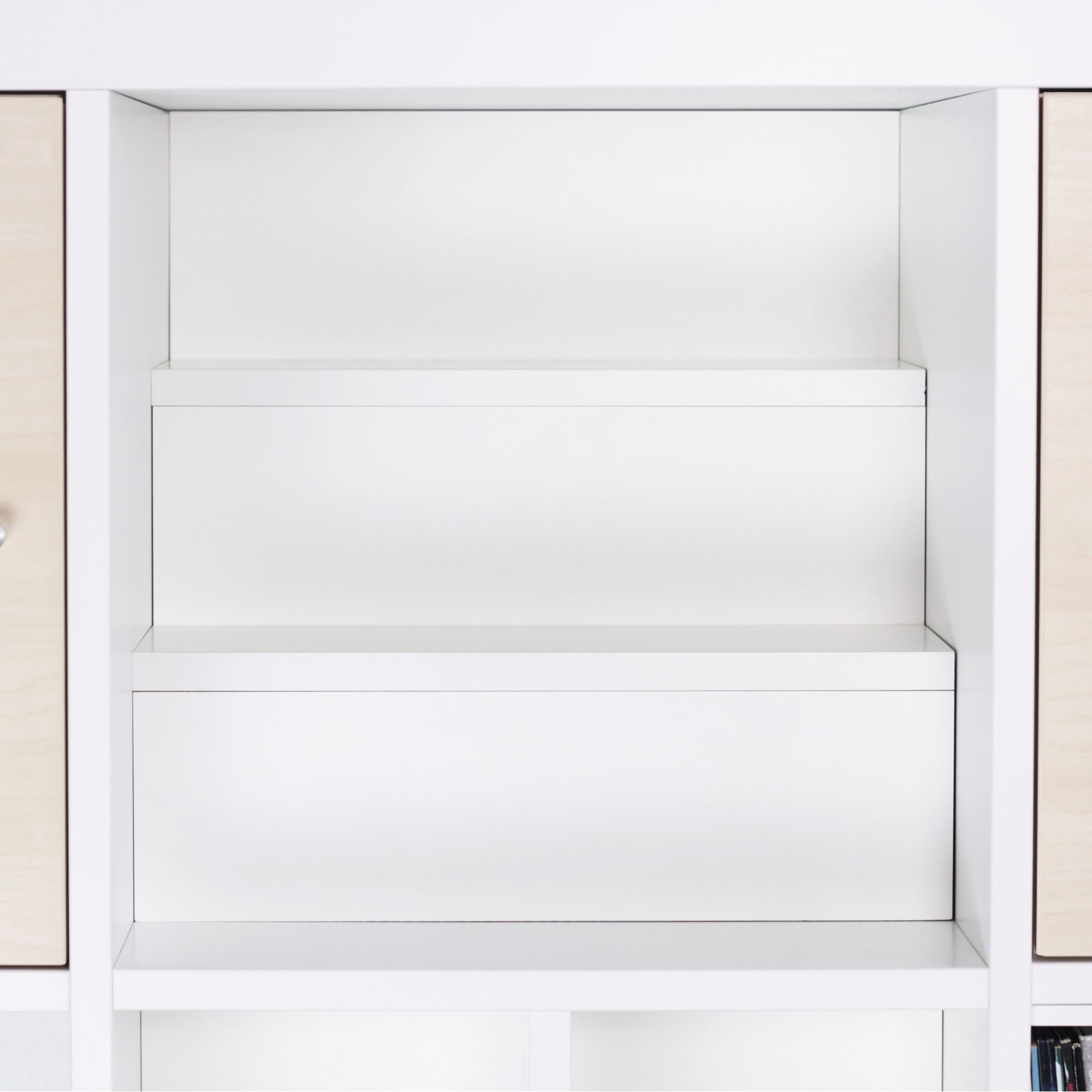 Kallax Einsatz mit 3 Stufen in Weiß.