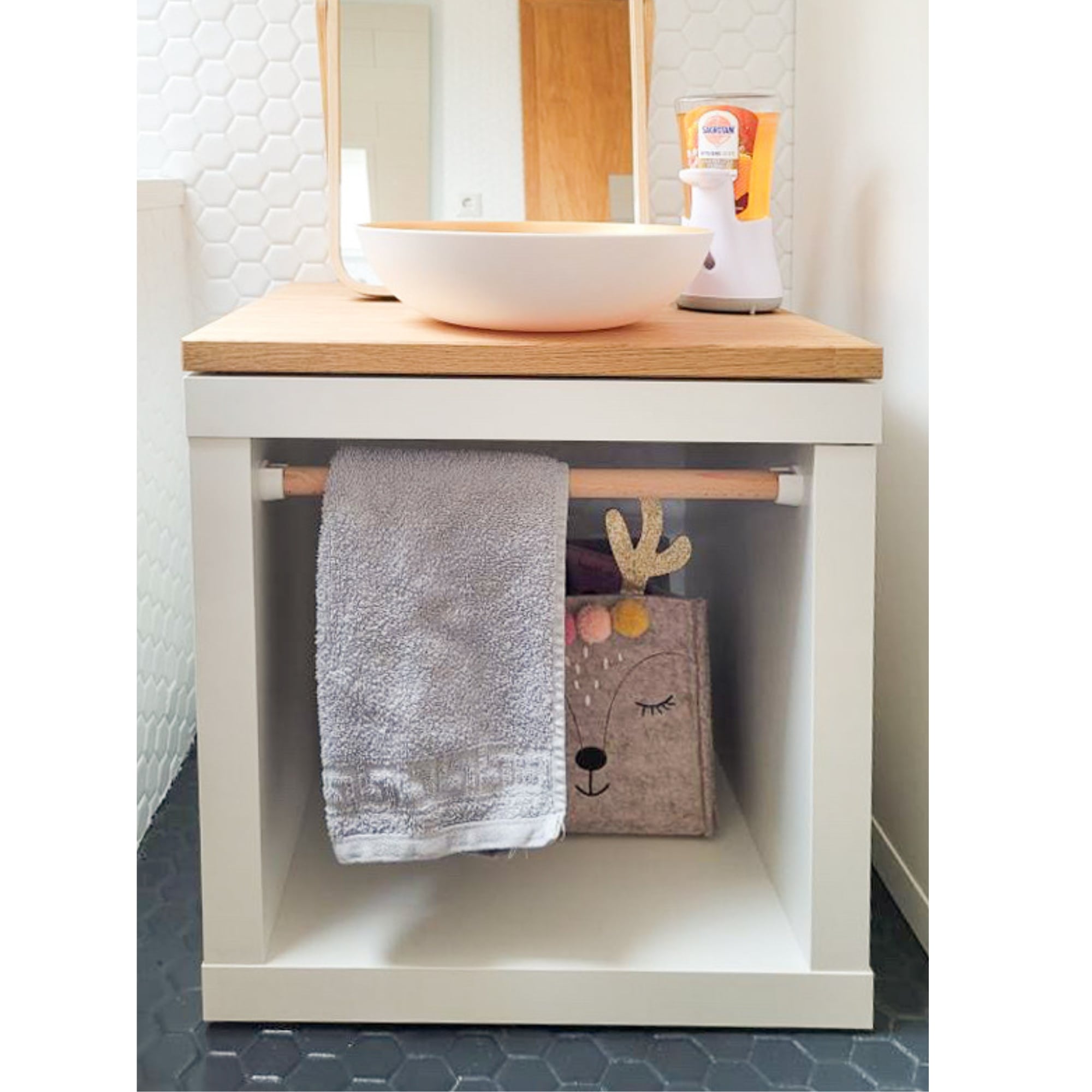 Ein Kallax Würfel als Waschtisch für Kinder mit Kallax Kleiderstange als Handtuchhalter.