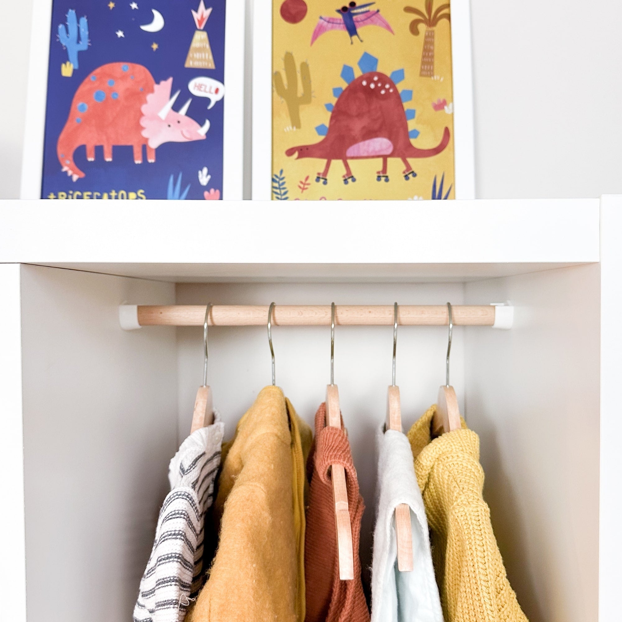 Kallax Kleiderstange mit Kinderkleidung im IKEA Kallax Regal.