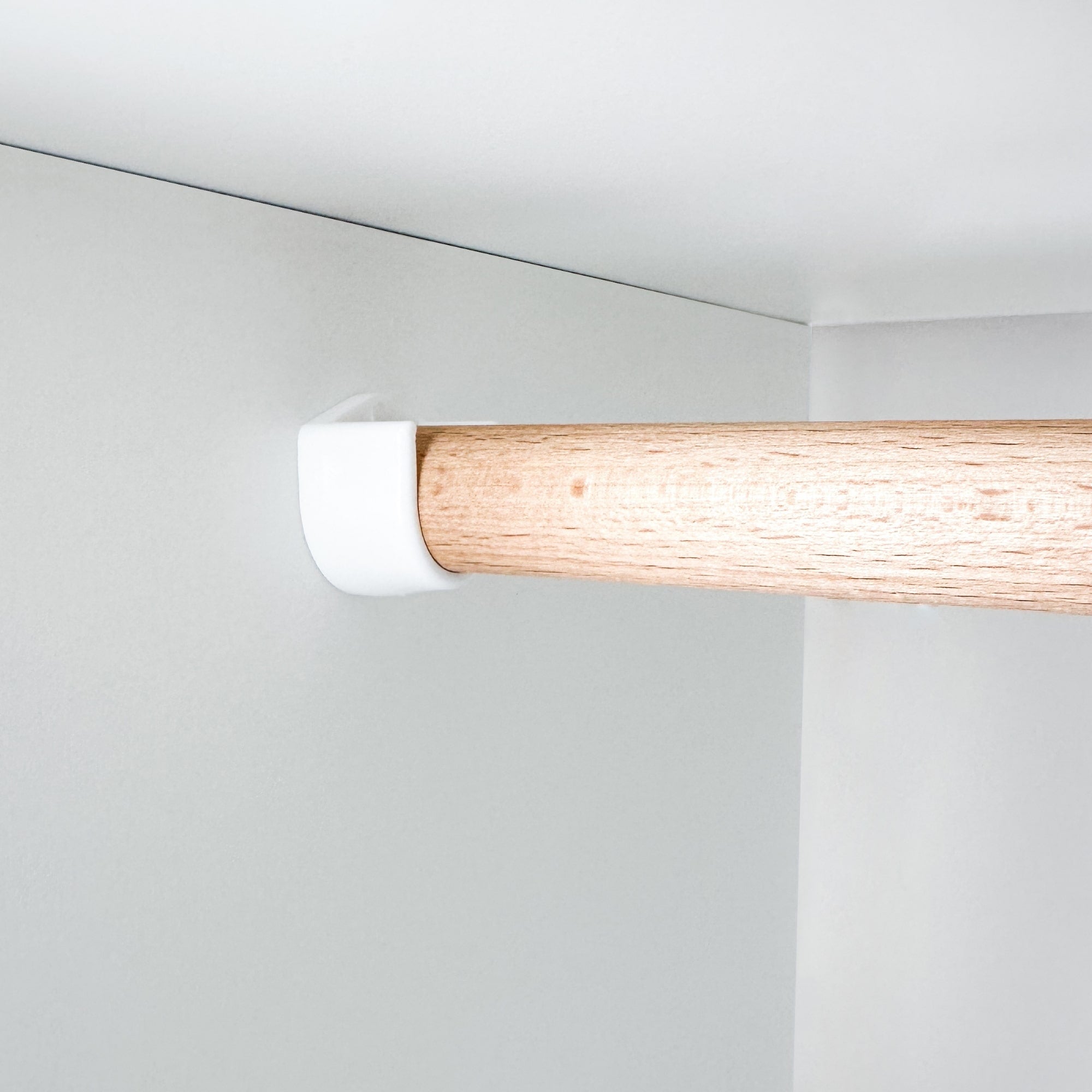 Detailaufnahme von der Kallax Kleiderstange aus Buchenholz.