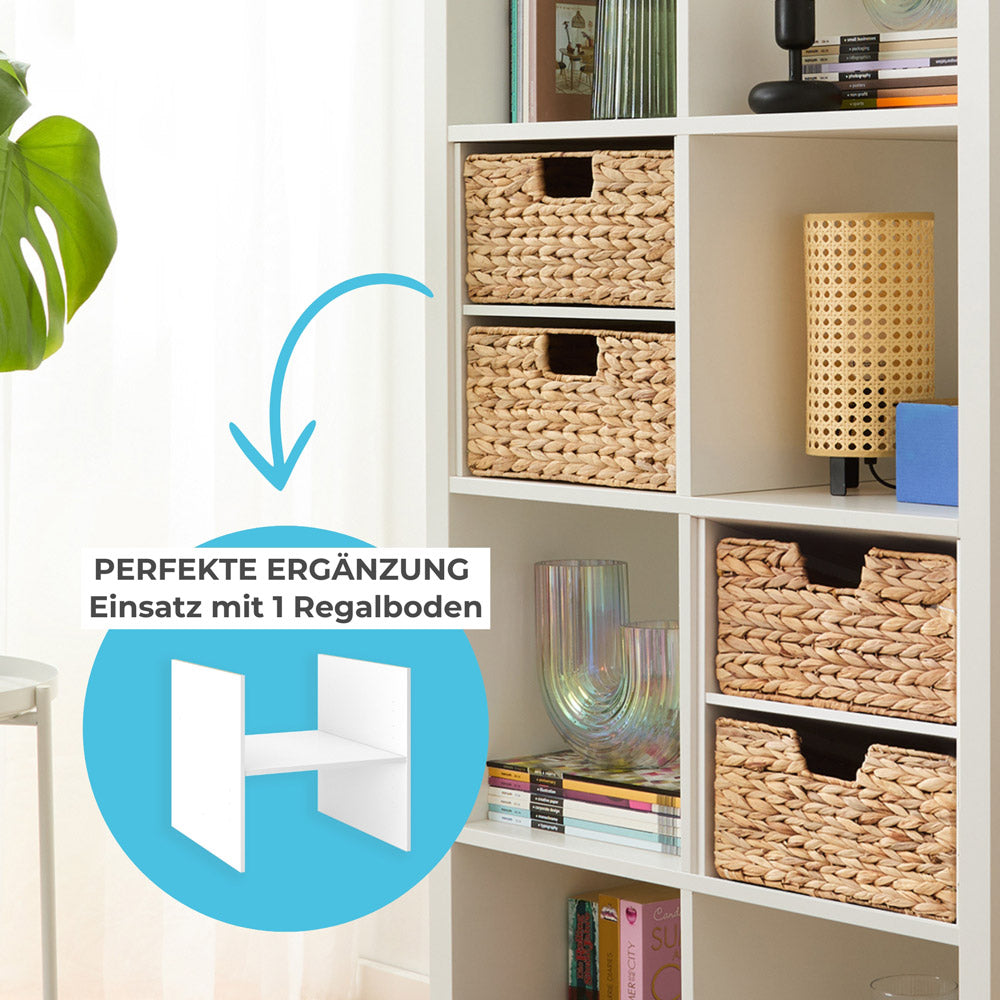 Kallax Regal mit Fachteiler Ablaga mit einem Regalboden und halben Kallax Körben aus Wasserhyazinthe.