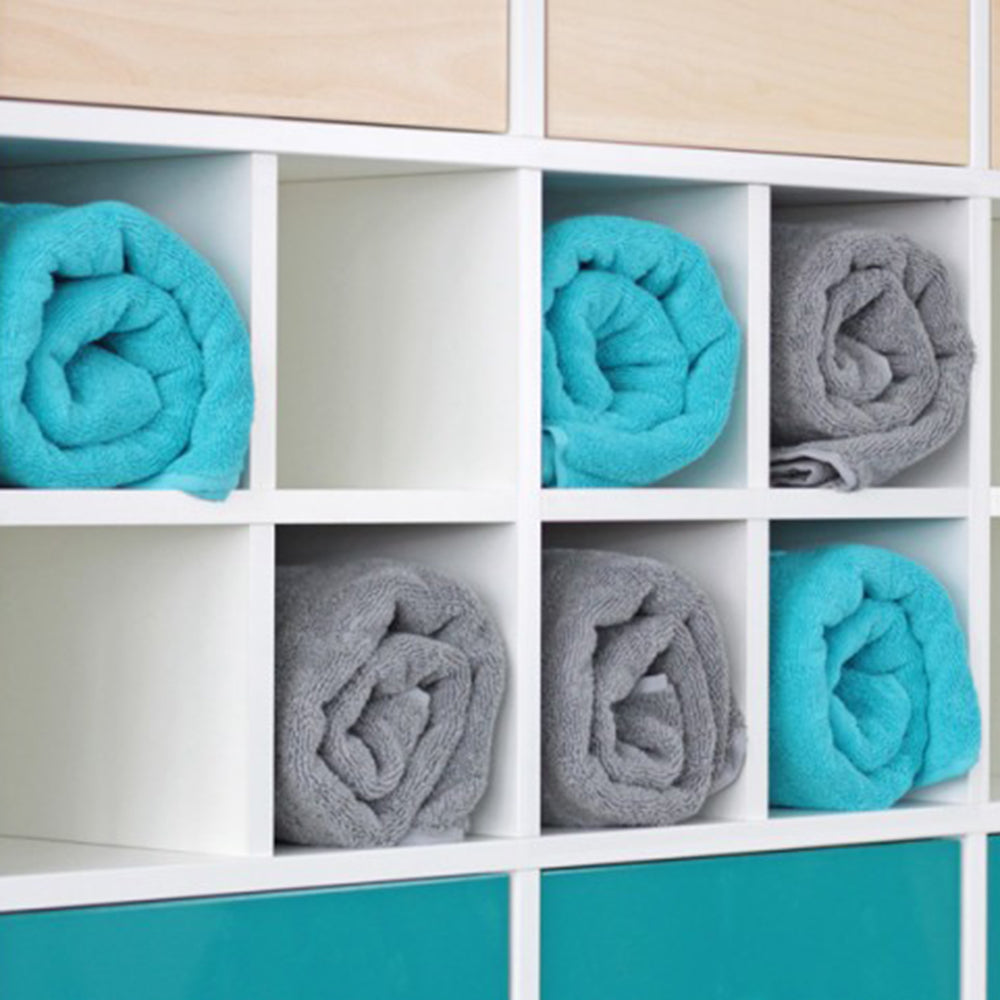 IKEA Kallax Regaleinsatz mit Fächern.