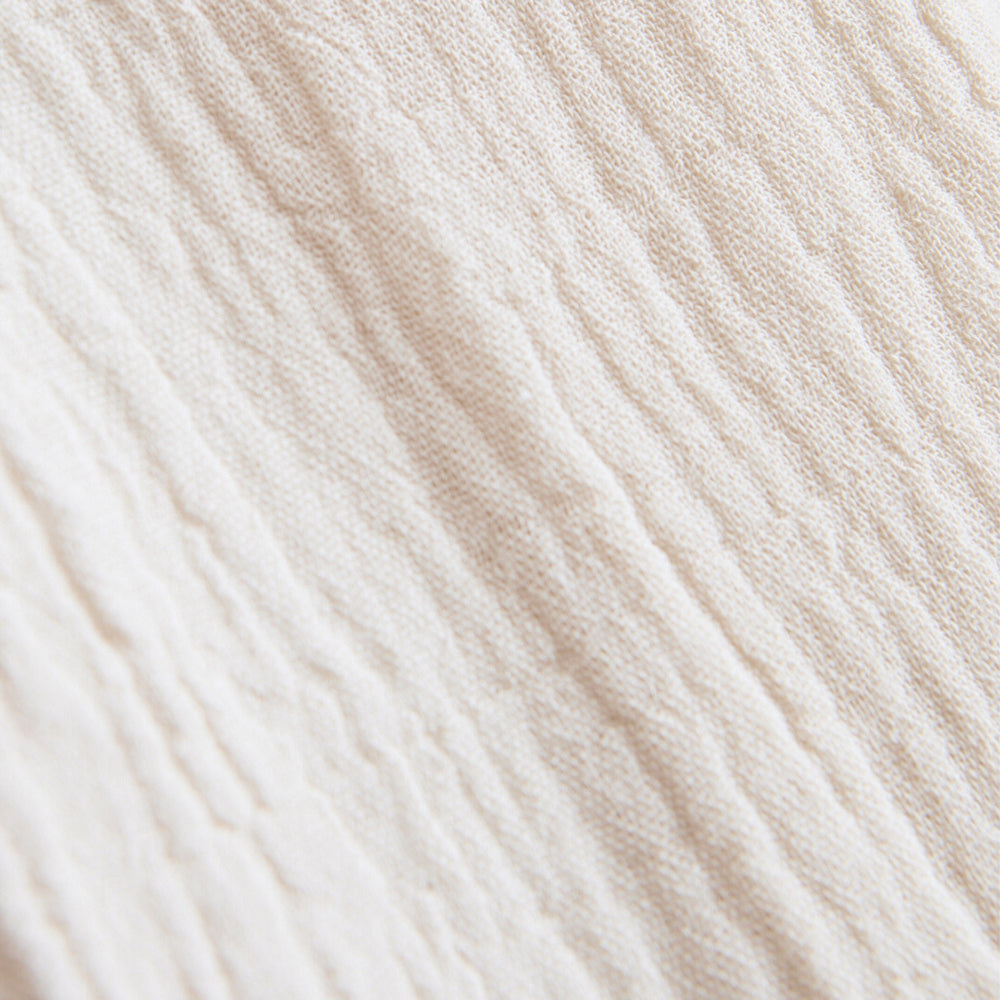 Nahaufnahme Kura Baldachin aus Musselin in Beige.