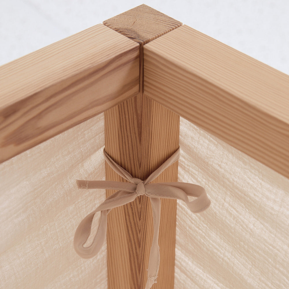 Detailaufnahme der Befestigung vom Kura Baldachin am Dach.