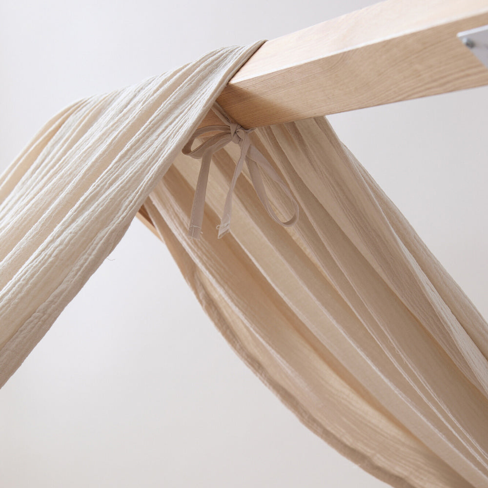 Detailaufnahme der Befestigung vom Kura Baldachin in Beige am Dach.