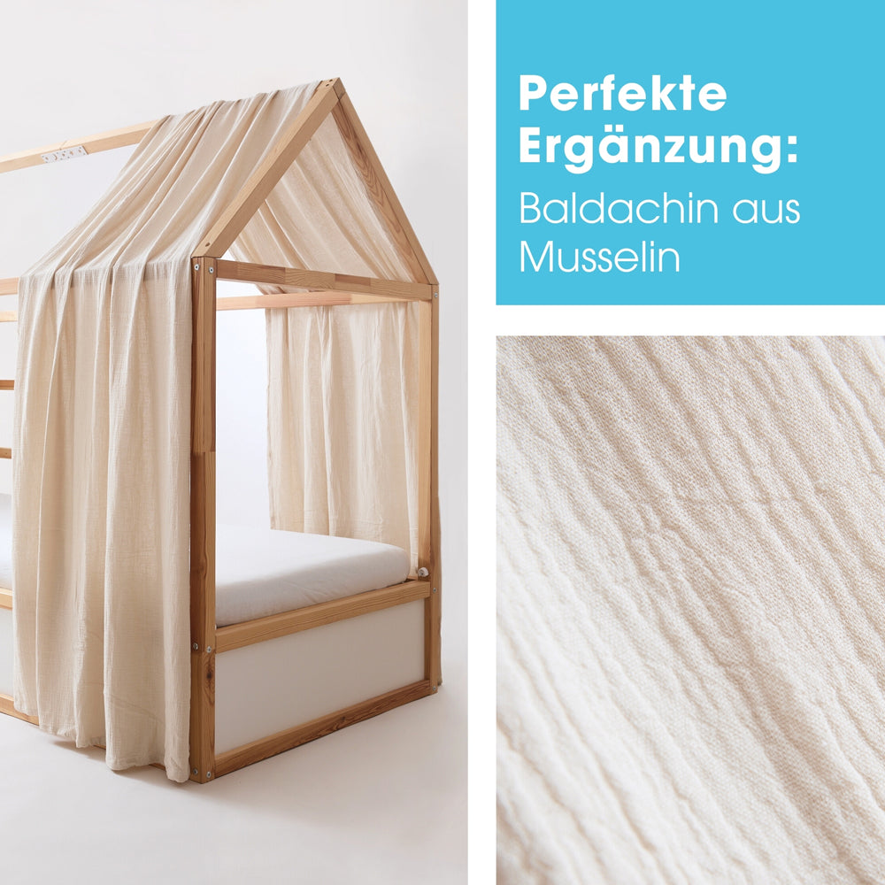 Kura Dach mit beigem Baldachin aus Musselin.